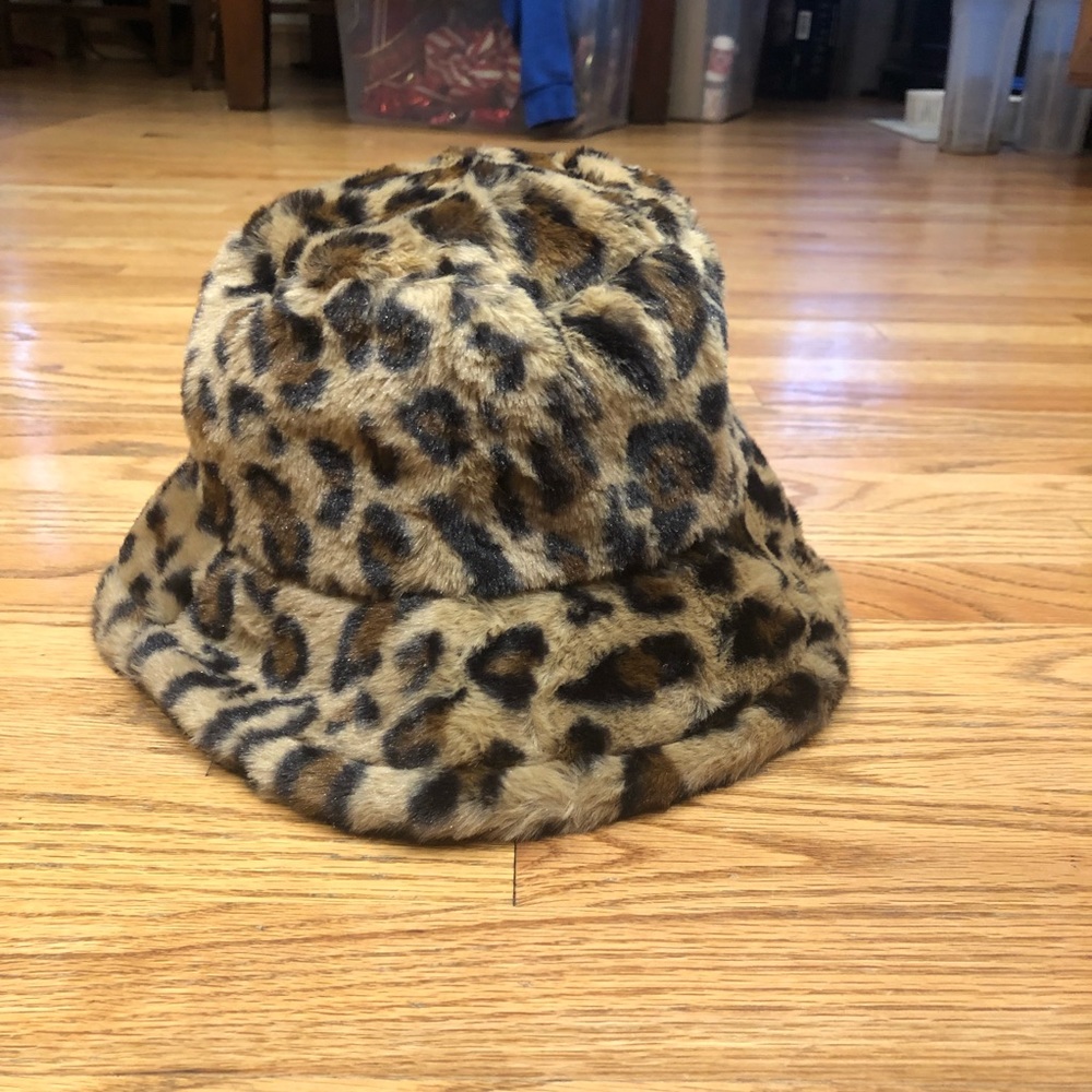 Fluffy cheetah print bucket hat!!